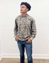 Load image into Gallery viewer, Vineyard Vines Slim Straight Denim in Vintage Wash