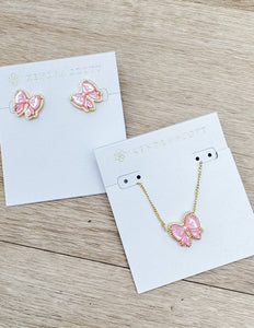Kendra Scott Haley Bow Short Pendant Necklace in Gold/Blush MOP
